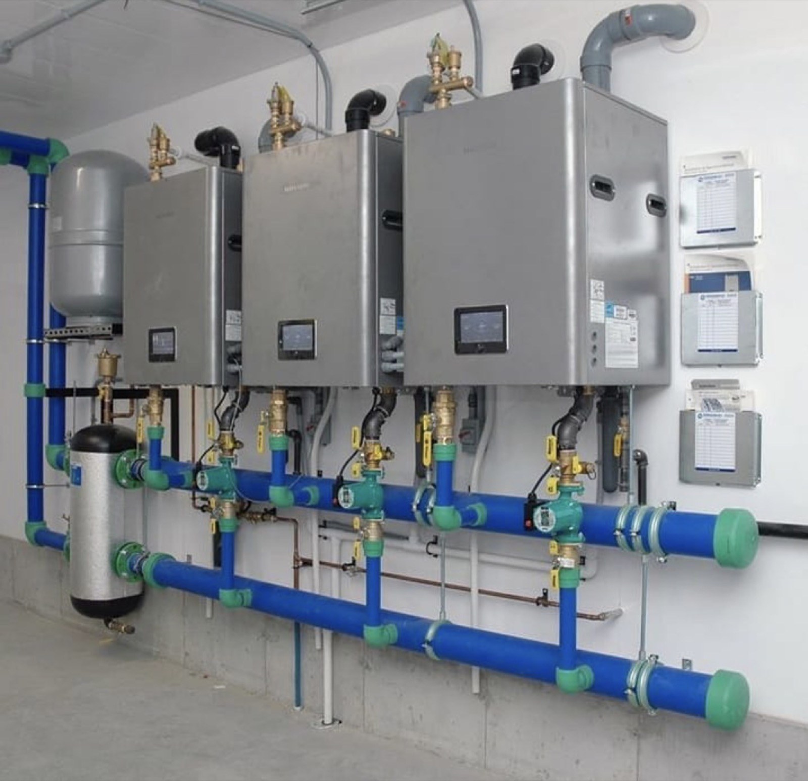 Hydronic heating plant with connected appliances, circulation pumps and pipework