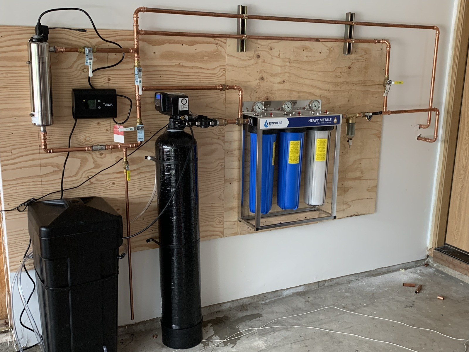 Water softener, filter cartridges and UV treatment on a wall-mounted installation
